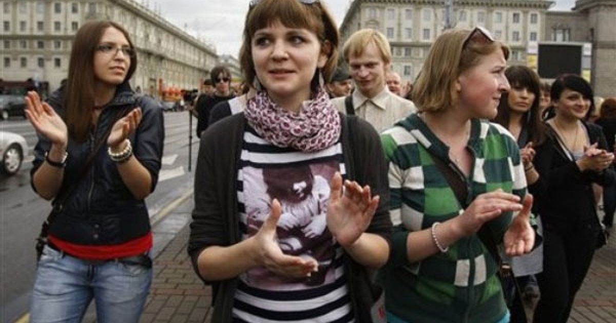 Близько 800 людей, аплодуючи, пройшли проспектом Переможців.
