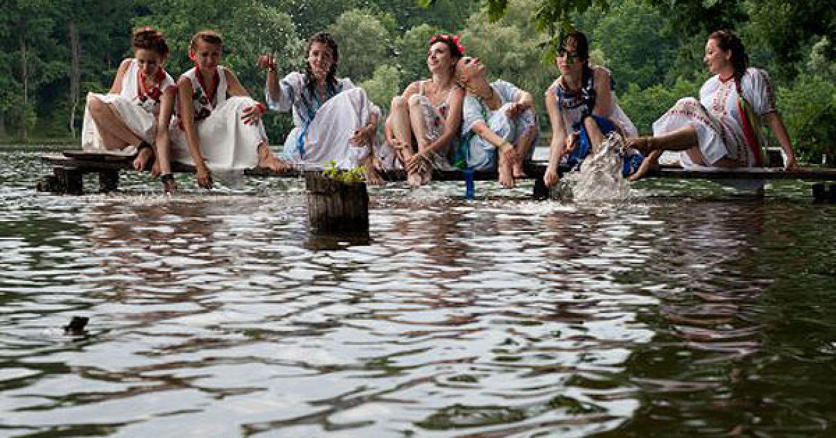 Вночі шукали квітки папороті, вірячи, що так можна знайти удачу на все життя, а святковим ранком усі мають скупатися у цілющій воді. / © УНІАН