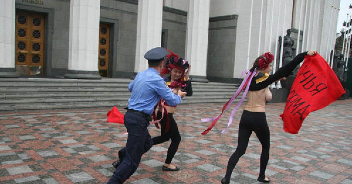 Активістки FEMEN влаштували під Верховною радою топлес-протест "Депутат, не бикуй!" проти пенсійної реформи. / © Жіночий рух FEMEN