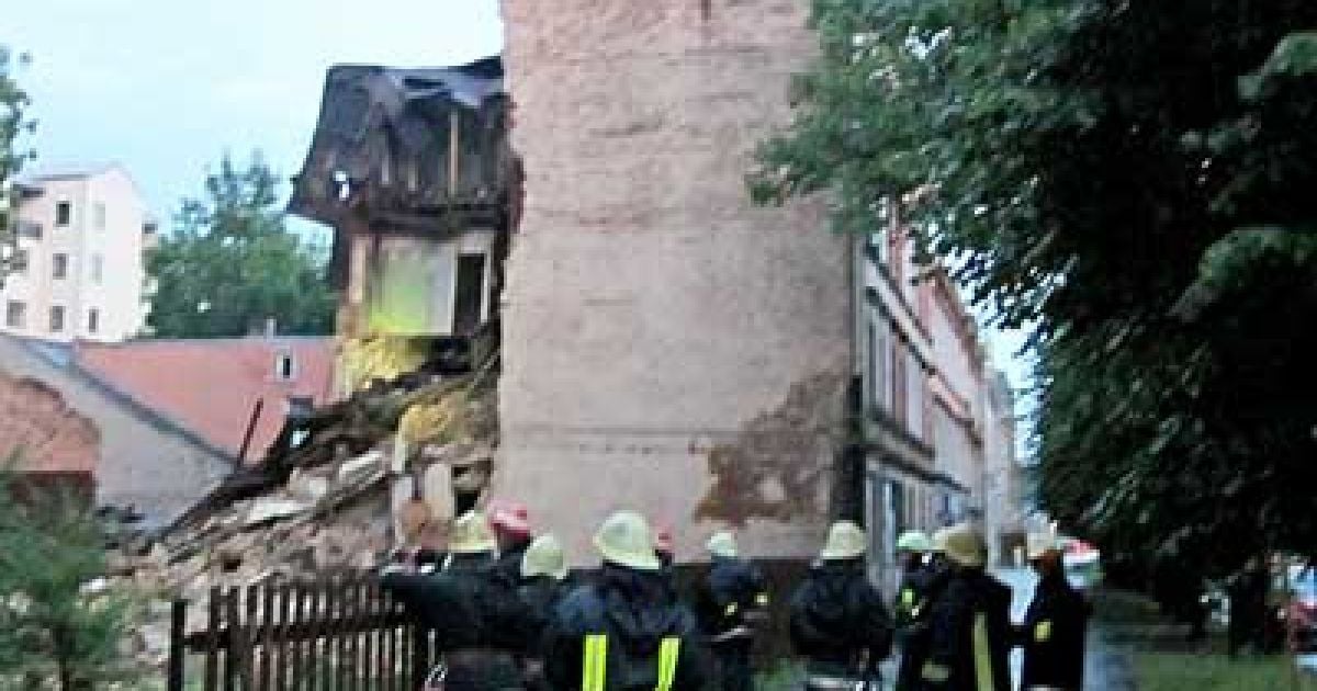 Під час сильного буревію в Ризі блискавка зруйнувала стіну нежитлового п&#039;ятиповерхового будинку. / © kasjauns.lv