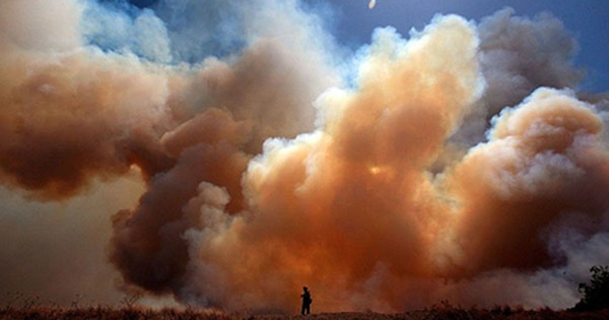 США, Строн, штат Техас. Пожежного Джейсон Лемберт з Сан-Дієго обстежує місце лісової пожежі у місті Строн, штат Техас. Десятки будинків були зруйновані в результаті лісових пожеж, які спричинили засухи, сильний вітер та низька вологість. / © AFP