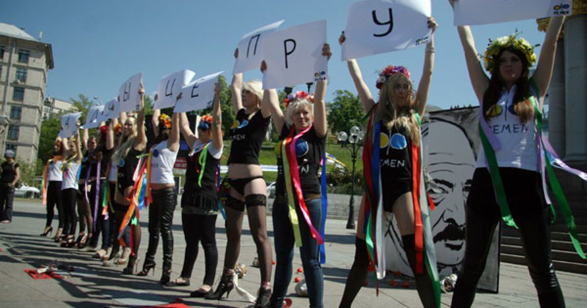 FEMEN закликав міжнародну спільноту дати жорстку оцінку діям Лукашенка і врятувати білоруський народ. / © Жіночий рух FEMEN