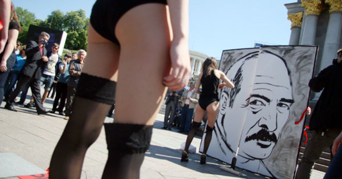 Дівчата з руху FEMEN у відвертих позах "рогаток" закидали яйцями і помідорами портрет президента Білорусі Олександра Лукашенка. / © Жіночий рух FEMEN