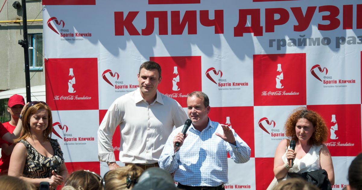 З нагоди Міжнародного дня захисту дітей Віталій Кличко відкрив у місті Березань перший з 12 дитячих спортмайданчиків програми "Клич друзів &ndash; граймо разом!" / © www.klitschko.com