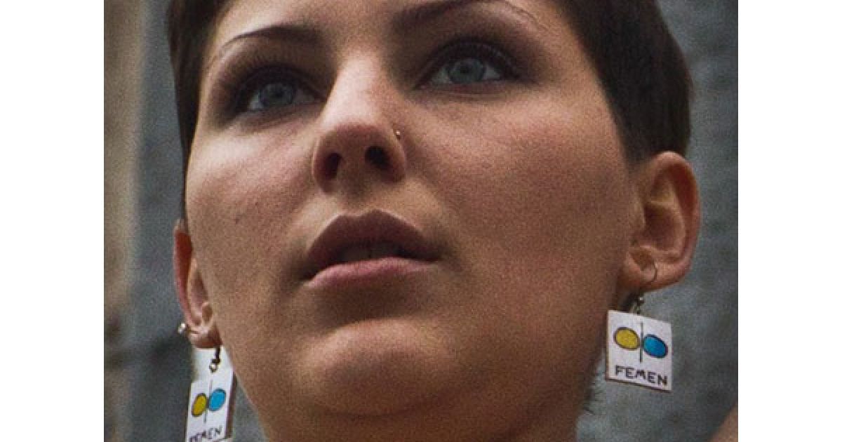 Активістка руху Аліна Ковальчук, яка страждає на рак лімфовузлів другої стадії протестувала топлес / © Жіночий рух FEMEN