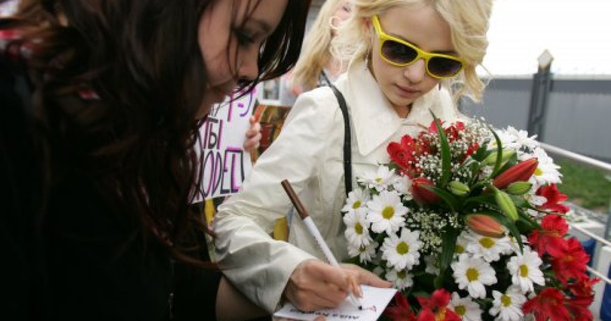 В Борисполі Міку зустріли шанувальники і журналісти з квітами та криками "Браво". / © УНІАН