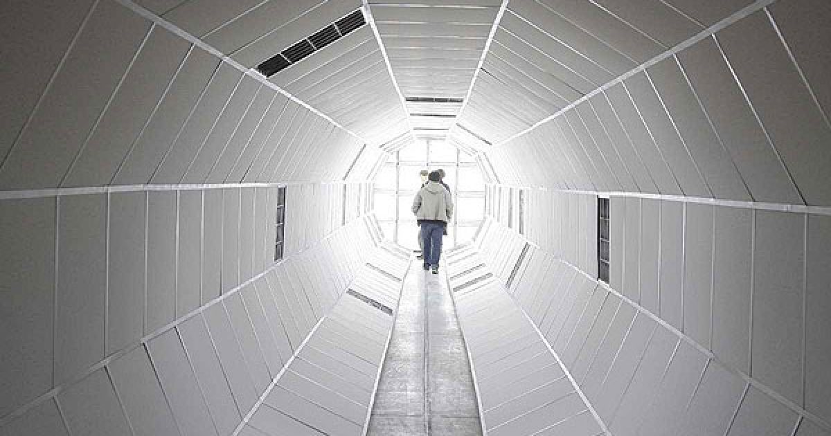25-метровий світловий тунель-інсталяція "Time to say good-bye!" Олексія Сайя / © gazeta.ua