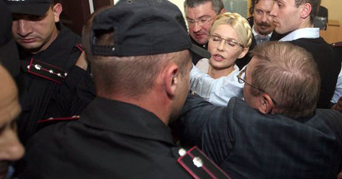 Бійці "Беркуту" під час бійки з депутатами від БЮТ в Печерському суді пошкодили декілька відеокамер. / © УНІАН