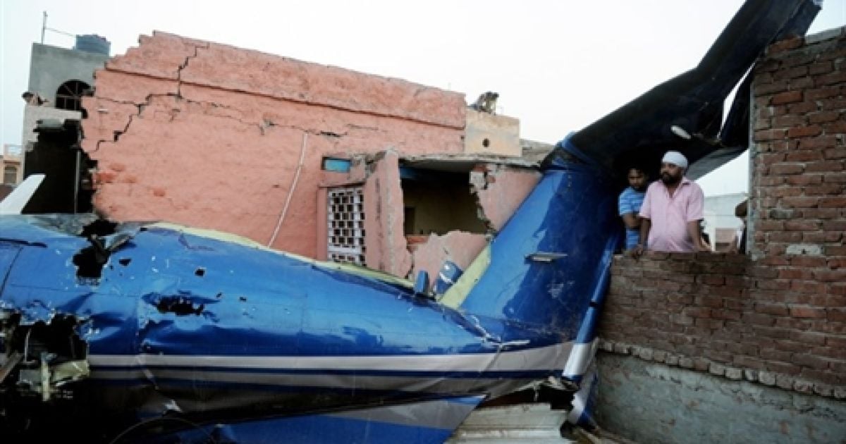 Одномоторний літак Pilatus PC-12 впав на житлові квартали у передмісті індійської столиці Делі. / © AFP
