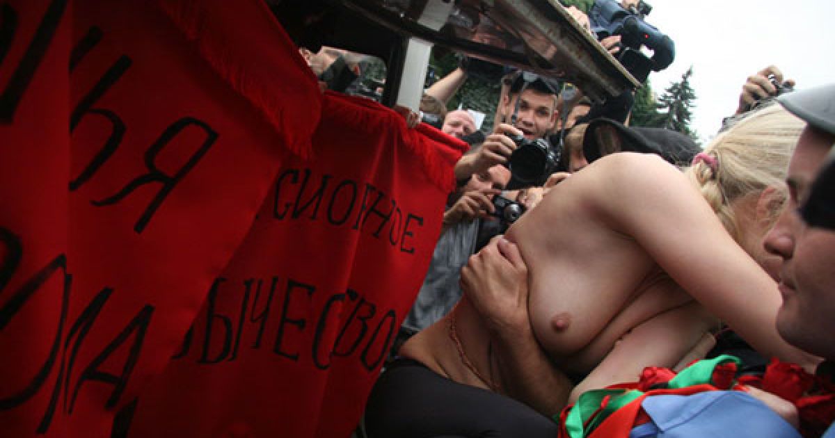 Активістки FEMEN влаштували під Верховною радою топлес-протест "Депутат, не бикуй!" проти пенсійної реформи. / © Жіночий рух FEMEN