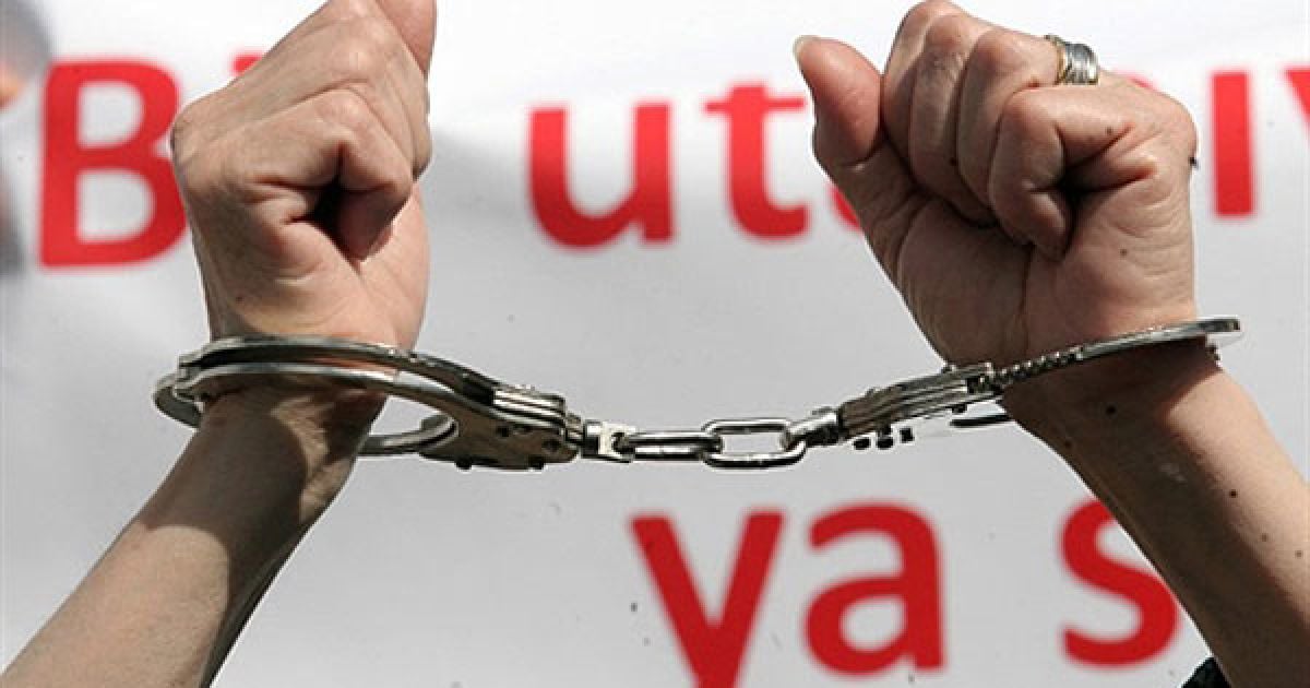 Туреччина, Анкара. Жінка піднімає руки у наручниках під час акції протесту проти зґвалтування і вбивства дітей і жінок, що пройшла під гаслами "Чи будемо ми вічно мовчати про насильство щодо жінок та дітей?", "Держава повинна захищати дітей" і "Хто зупинить вбивства?" / © AFP