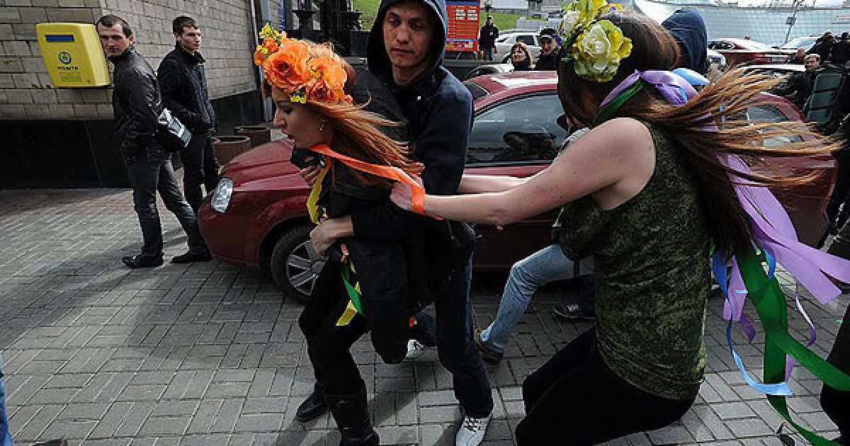 Активістки жіночого руху FEMEN не дають хлопцю забрати свою дівчину, яка брала участь в акції "Фашизофренія" / © Жіночий рух FEMEN