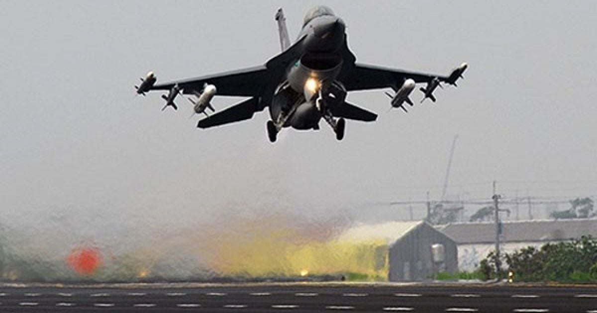 Тайвань, Тайнань. Американський винищувач F-16 злітає з шосе у Тайнані під час навчань ВПС Тайваню. В ході навчань було змодельовано ситуацію, коли китайці раптово нападають на країну та знищують основні авіабази. / © AFP