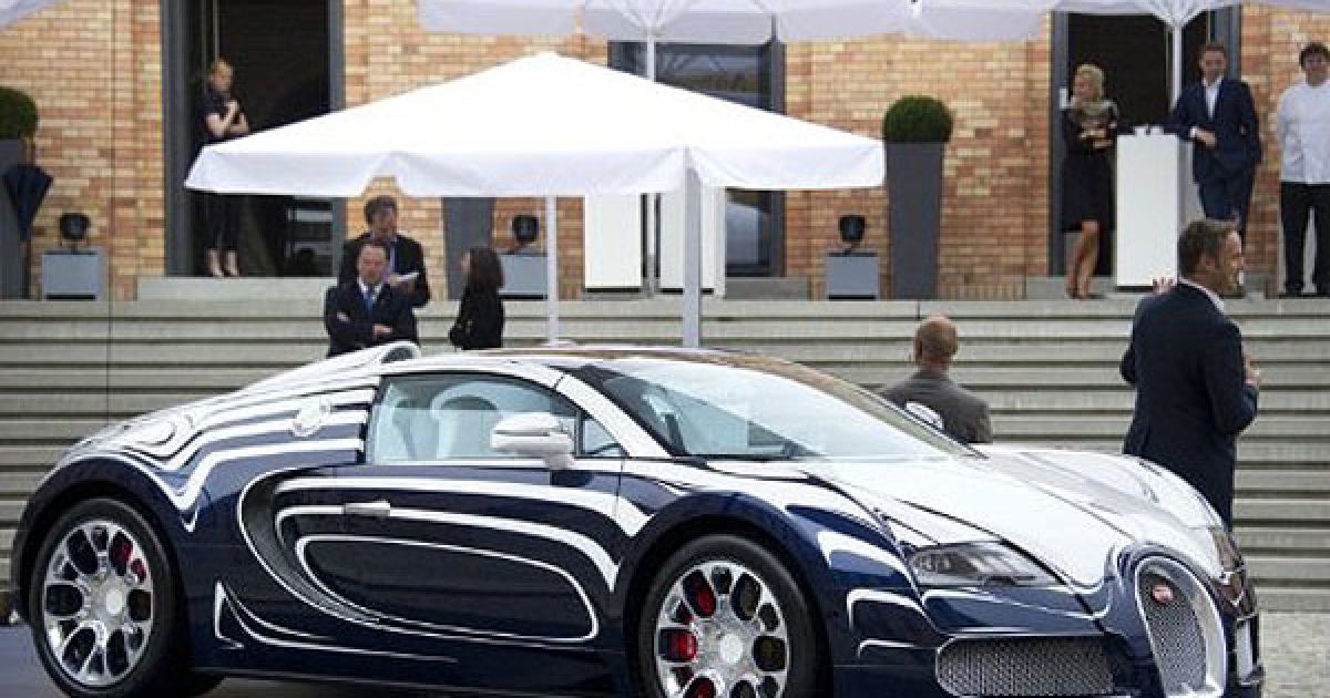 В Берліні відбулась презентація ексклюзивного суперкару Bugatti Veyron Grand Sport, який отримав назву "L&#039;Or Blanc" ("Біле золото"). / © AFP
