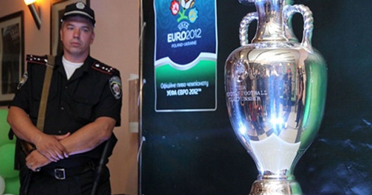 У Львові відбулась презентація головного трофею чемпіонату Європи з футболу Євро-2012 &mdash; Кубка УЄФА / © zik.com.ua