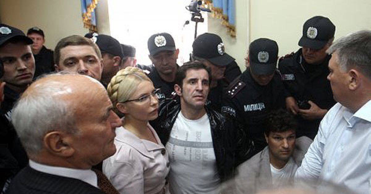 Бійці "Беркуту" під час бійки з депутатами від БЮТ в Печерському суді пошкодили декілька відеокамер. / © УНІАН