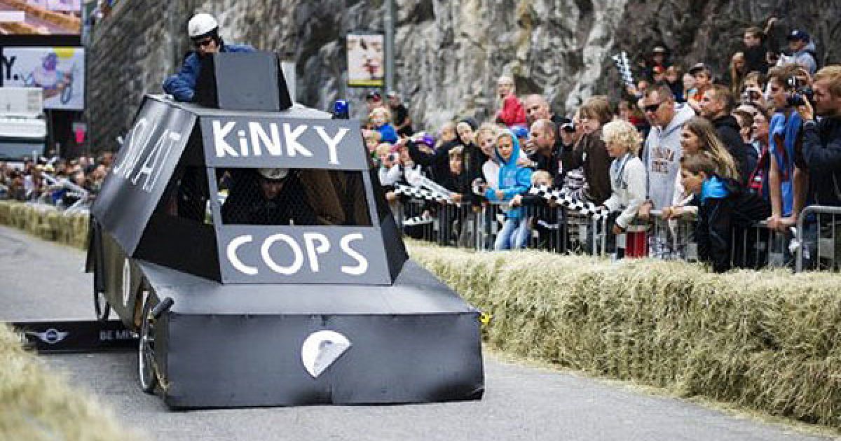 В Стокгольмі провели перегони на саморобних "мильницях" Stockholm Red Bull Soapbox 2011. / © AFP