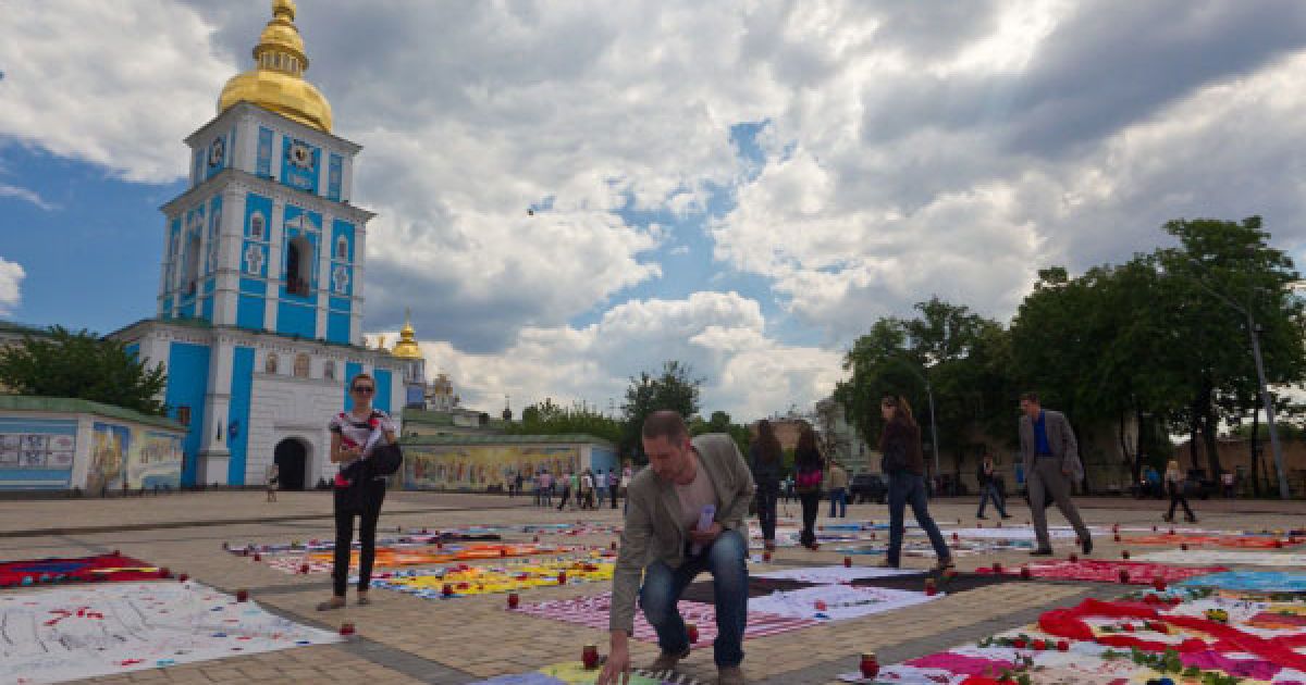 На Михайлівській площі у Києві проводять акцію "Імена", присвячену Всесвітньому дню пам&#039;яті людей, які померли від СНІДу. / © Украинское Фото