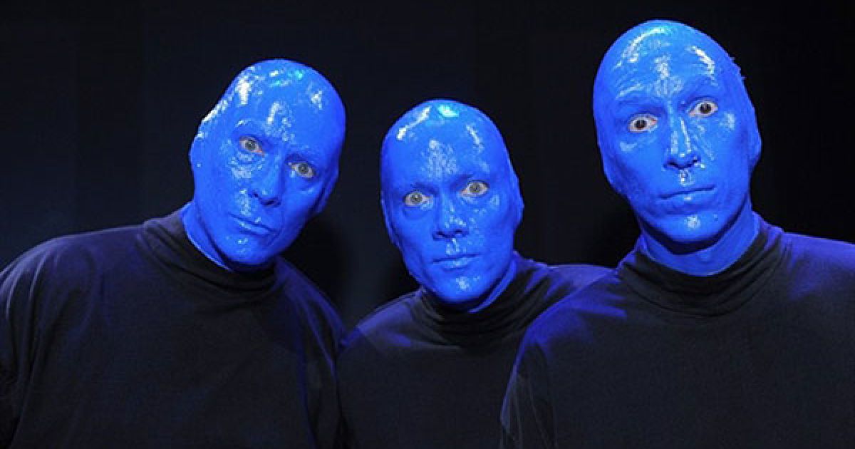 США, Нью-Йорк. Засновники гурту "Blue Man Group" Філ Стентон, Кріс Вінк і Метт Голдман позують для фото напередодні грандіозного шоу, яке відбудеться на честь 20-річчя возз&#039;єднання гурту. / © AFP