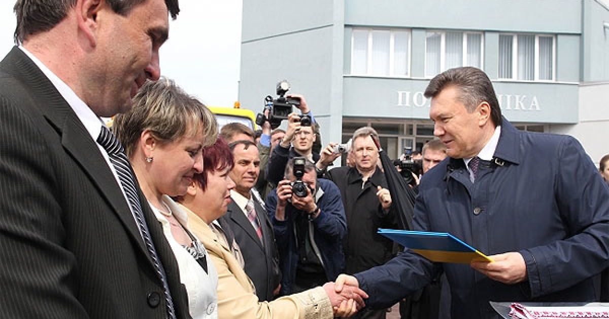 Президент України Віктор Янукович під час відвідання Черкас вручив ключі від квартир та автомобілів ветеранам Великої Вітчизняної війни, учасникам ліквідації наслідків аварії на ЧАЕС. / © President.gov.ua