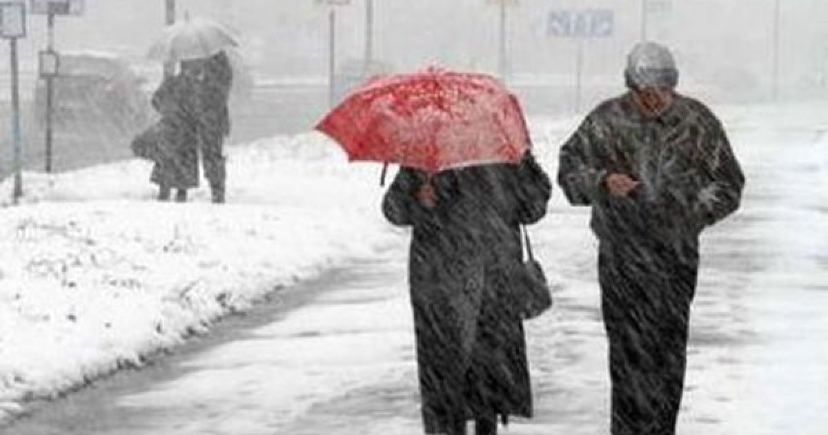 В розпал весни хуртовина замела Польщу снігом, вчинивши у країні транспортний колапс.