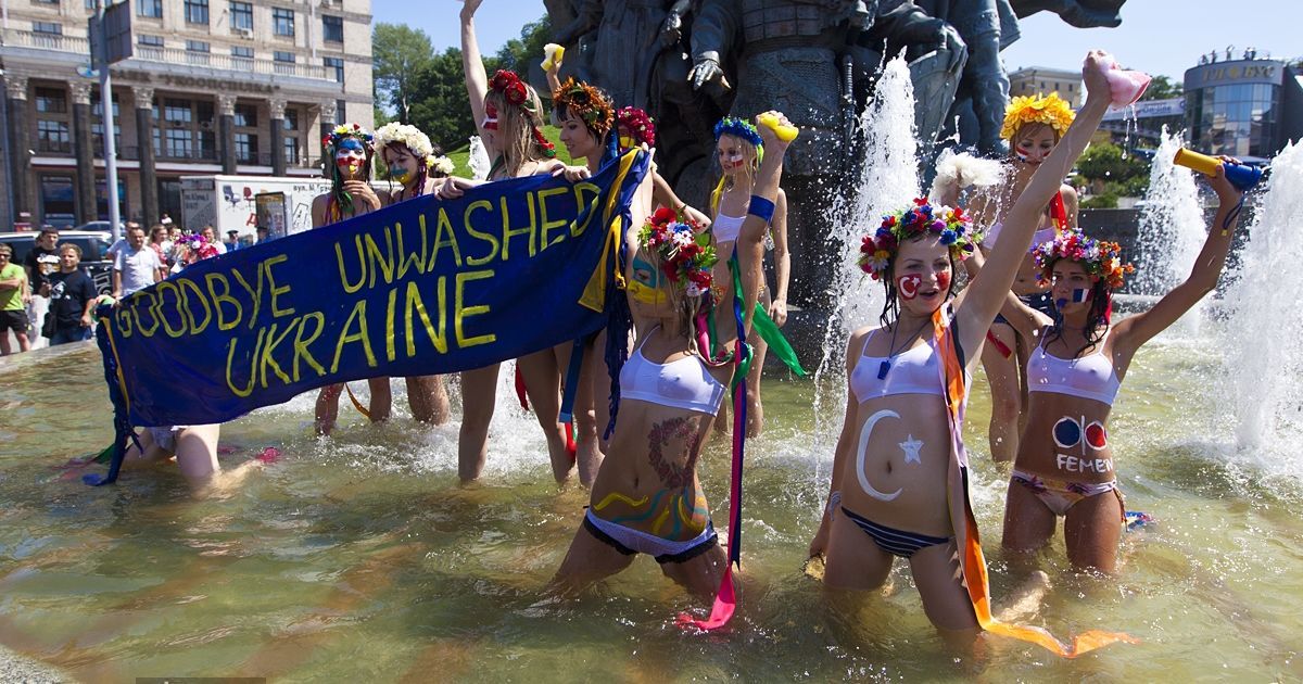 Жіночий рух FEMEN провів на Майдані Незалежності в Києві акцію протесту у фонтані "Євромийка-2012".