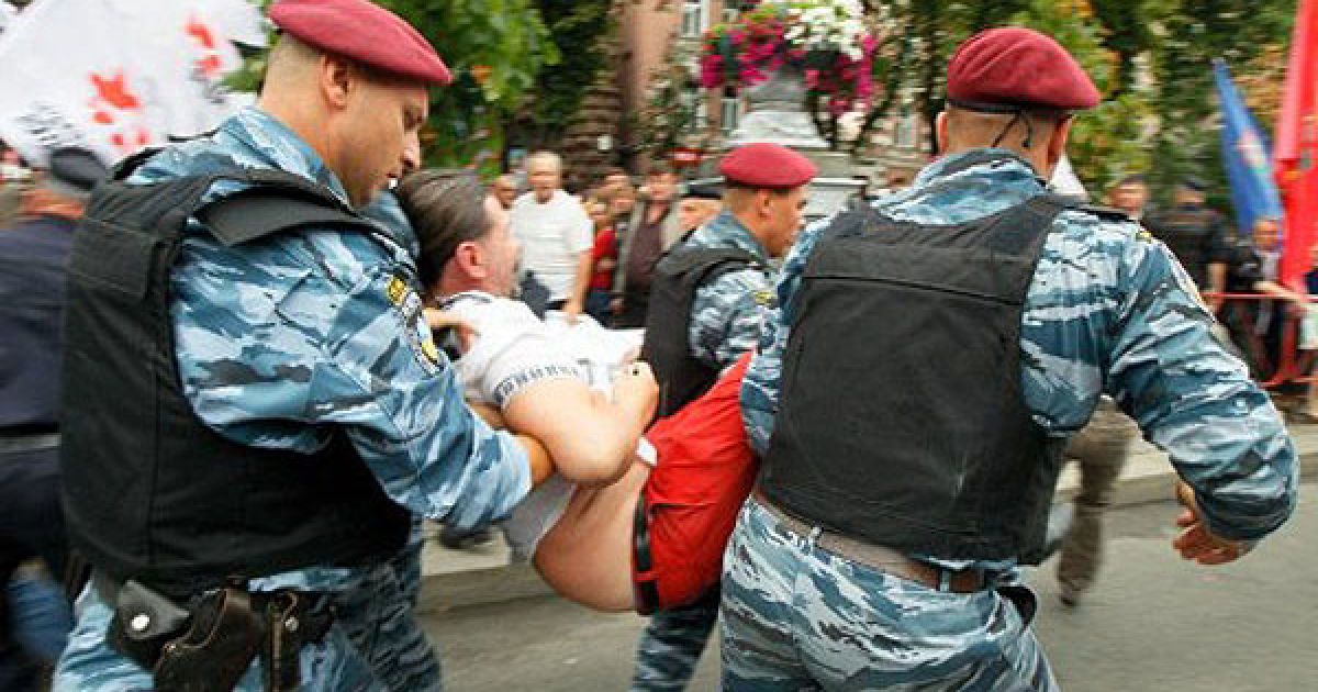 Деяких учасників мітингу працівники правоохоронних органів за руки й за ноги затягували до міліцейських машин. / © AFP