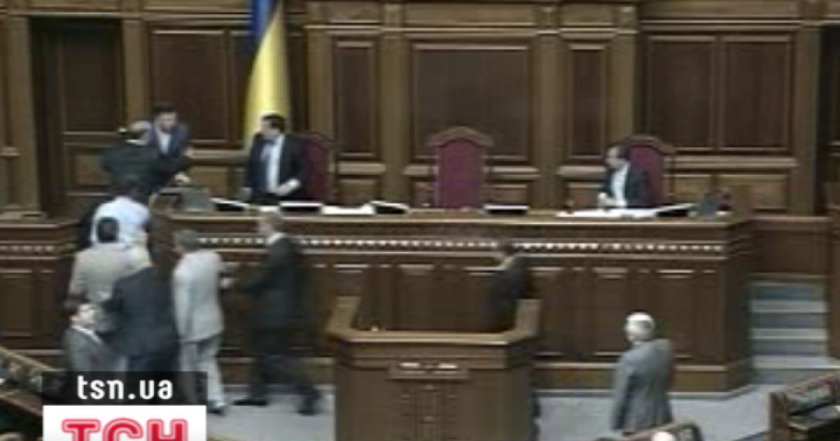 Перший віце-спікер Маритнюк схопив депутата Ляшка руками за горло і перекинув його через дверцята до президії.