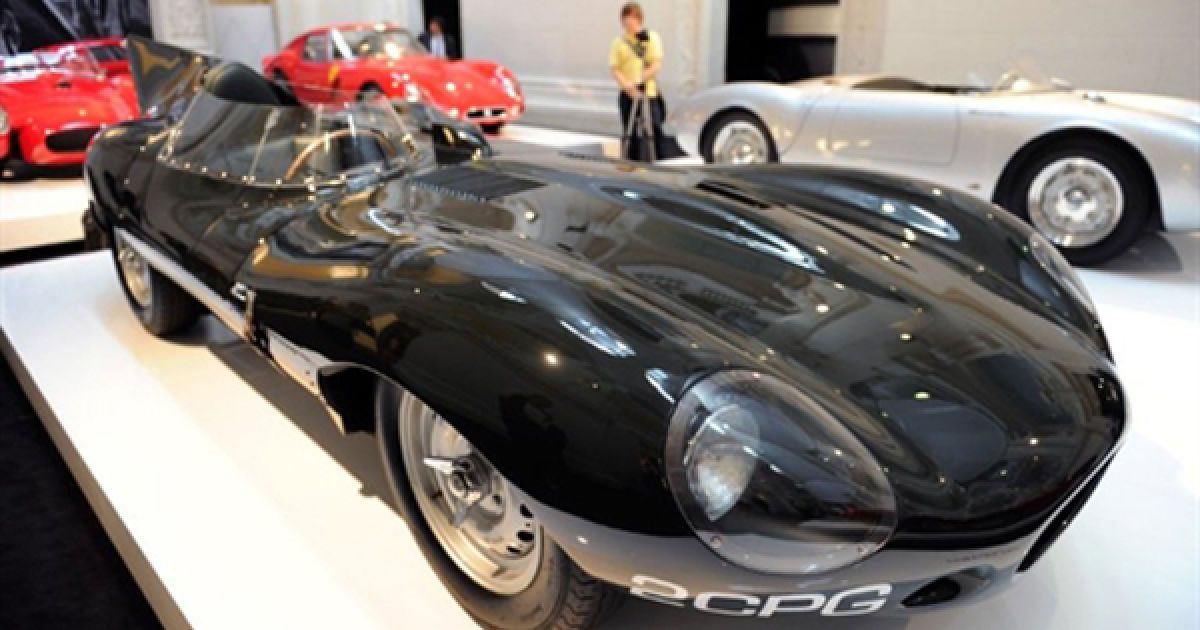 Франція, Париж. Журналісти роздивляються Jaguar XKD 1955 року випуску у Музеї декоративного мистецтва. Завтра у цьому музеї відкриється виставка 17 раритетних автомобілів з приватної колекції американського дизайнера Ральфа Лорена. / © AFP