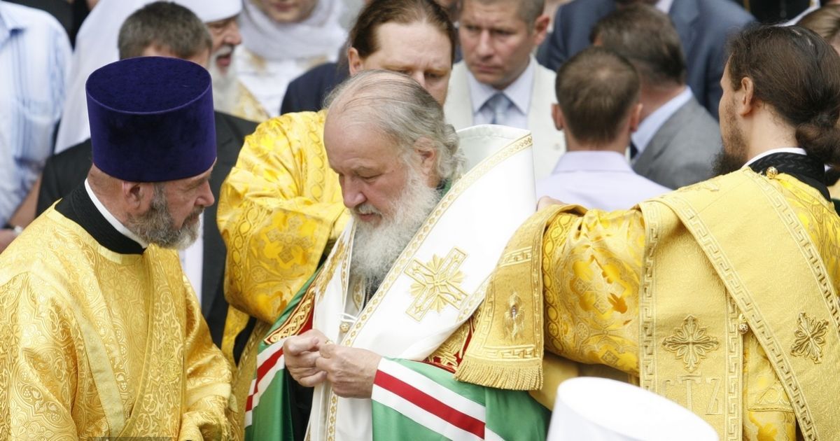 Глава Російської православної церкви патріарх Кирило провів молебень на Володимирській гірці в Києві.