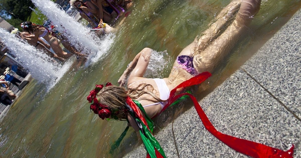 Жіночий рух FEMEN провів на Майдані Незалежності в Києві акцію протесту у фонтані "Євромийка-2012".