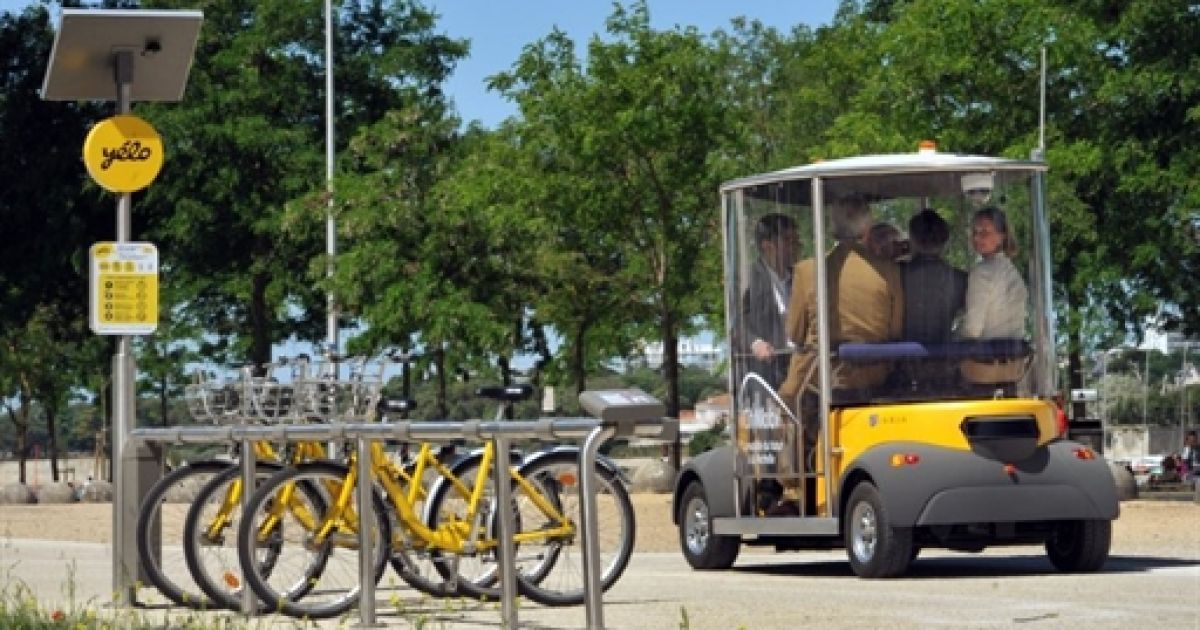 У Франції випробували перший міський автобус, який їздить без водія. / © AFP