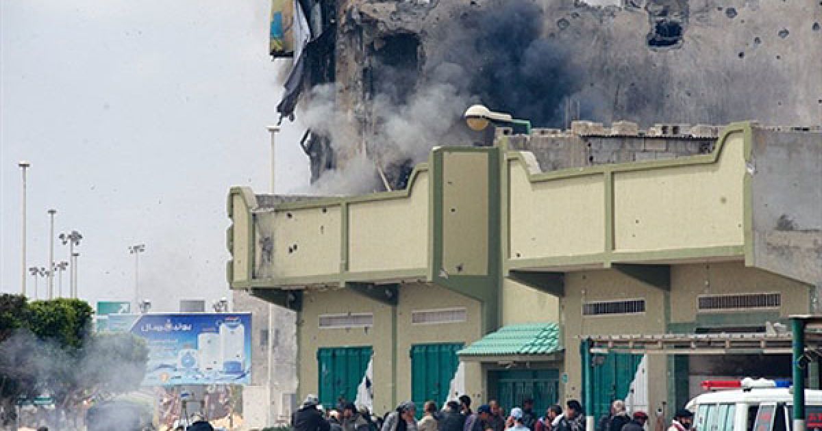 Лівійська Арабська Джамахірія, Місрата. Снаряд гранатомета потрапляє в будівлю, окуповану силами, вірними Муаммару Каддафі на Тріполі-стріт у місті Місрата. В місті тривають запеклі бої, повстанці намагаються витіснити сили Каддафі. / © AFP