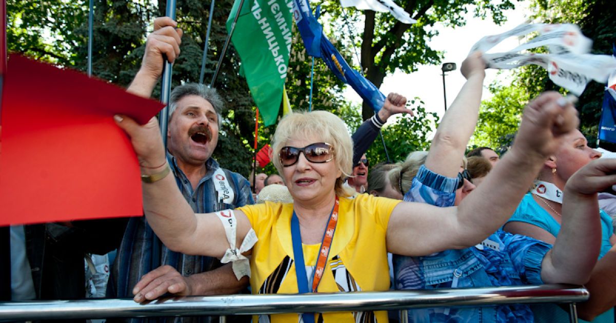 У Весняному марші протесту, який організувала опозиція біля Верховної ради беруть участь близько 3500 тисяч осіб.