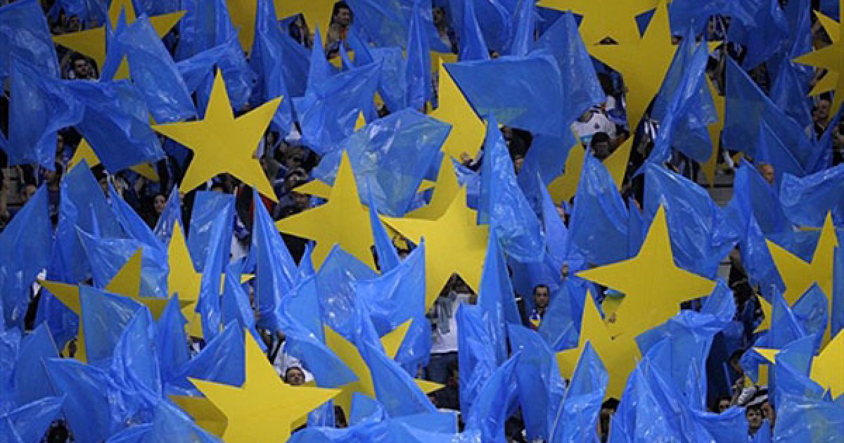 Португалія, Порто. Прихильники ФК "Порту" підтримують свою команду перед матчем португальської Суперліги між "Порту" і "Спортінг" на стадіоні Драгау в Порту. "Порту" виграв матч з рахунком 3:2. / © AFP