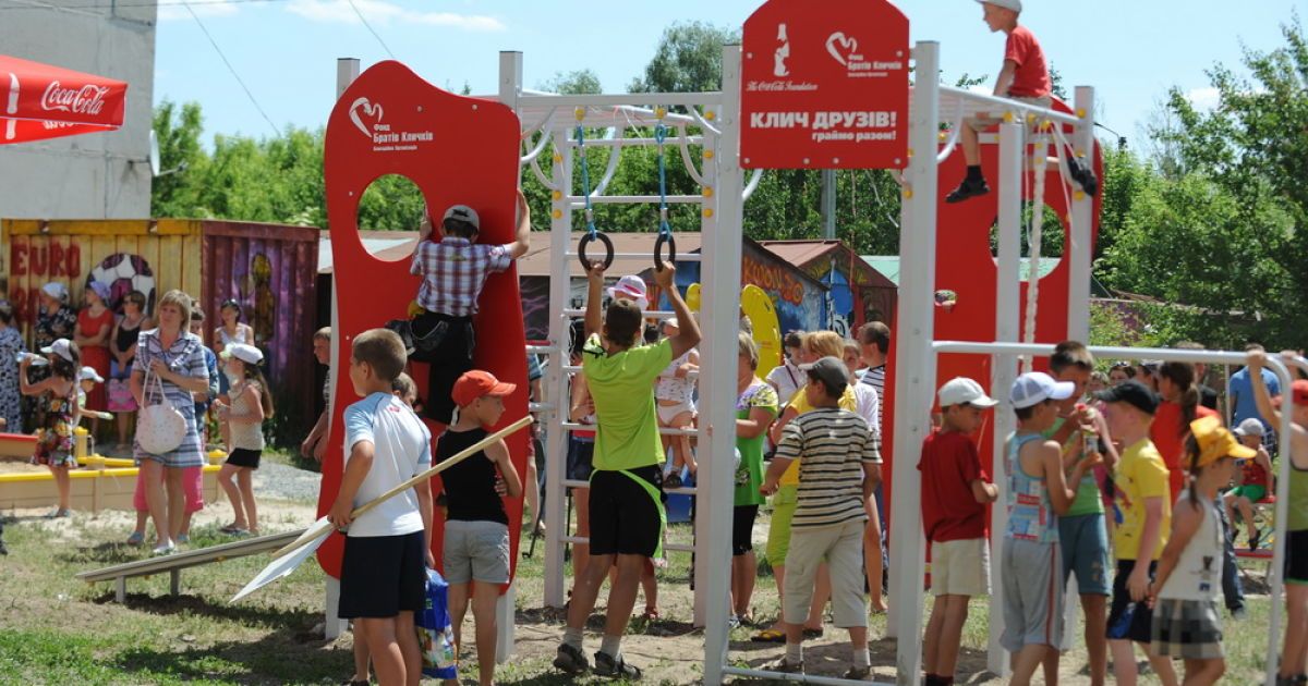 З нагоди Міжнародного дня захисту дітей Віталій Кличко відкрив у місті Березань перший з 12 дитячих спортмайданчиків програми "Клич друзів &ndash; граймо разом!" / © www.klitschko.com