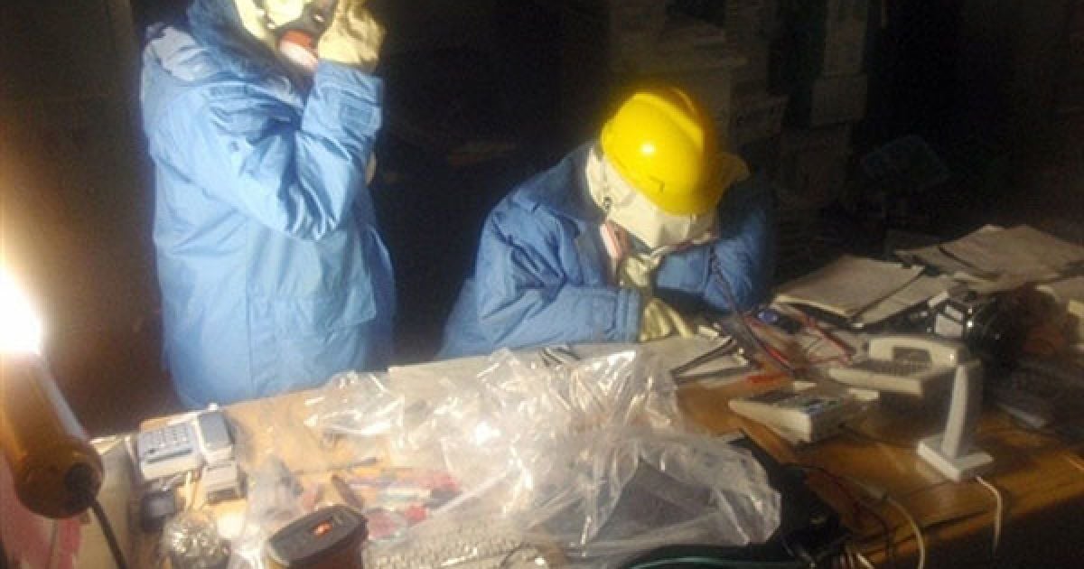 Японія, Окума. Інженери перевіряють приміщення центральної диспетчерської на АЕС "Фукусіма-1". Троє ліквідаторів аварії на АЕС піддалися опроміненню, двоє з них &ndash; госпіталізовані. Фото AFP/NUCLEAR AND INDUSTRIAL SAFETY AGENCY VIA JIJI PRESS / © AFP