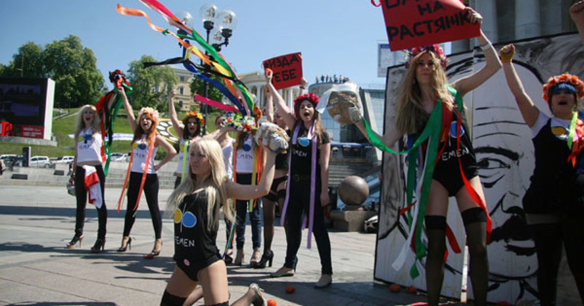 Активістки жіночого руху FEMEN провели на Майдані Незалежності в Києві акцію "Рогатки до бою!" на підтримку жертв "кривавої неділі" в Білорусі. / © Жіночий рух FEMEN