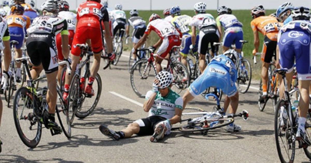 Іспанія, Мадригал де Лас Альтас Торрес. Велосипедисти піднімаються після падіння на п'ятому етапі велогонки "Тур Кастилії і Леона". / © AFP