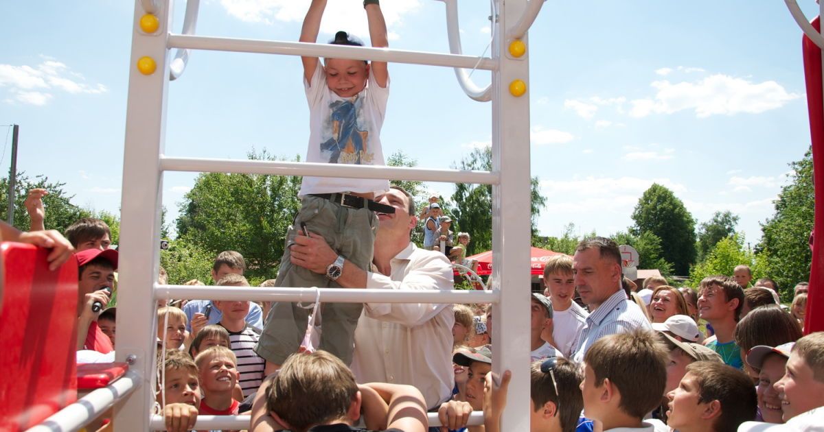 З нагоди Міжнародного дня захисту дітей Віталій Кличко відкрив у місті Березань перший з 12 дитячих спортмайданчиків програми "Клич друзів &ndash; граймо разом!" / © www.klitschko.com