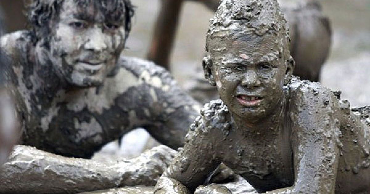 В американському місті Вестленд (штат Мічіган) провели щорічні святкування Дня багнюки і фестиваль бруду Wayne County's 2011. / © AFP