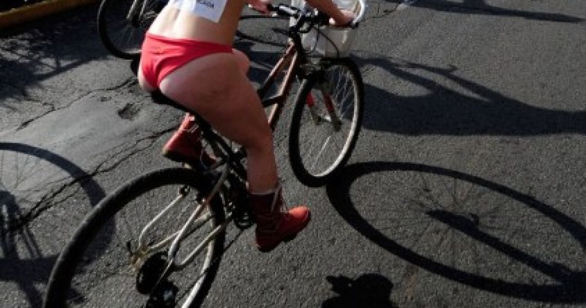 У кількох країнах світу велосипедисти провели голі акції протесту проти залежності світу від нафти та користування автомобілями. / © AFP