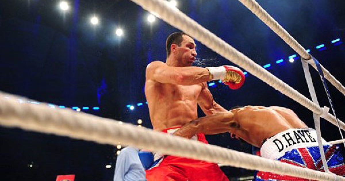 Українець Володимир Кличко став абсолютним чемпіоном світу з боксу, здобувши перемогу над Девідом Хеєм у об&#039;єднавчому поєдинку за пояси IBF/IBO, WBO і WBA. / © AFP