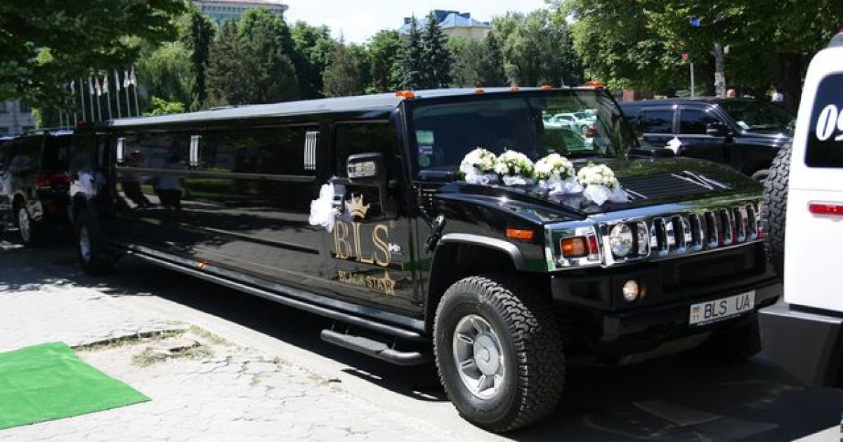 Наречені прибули на лімузинах "Хамер". / © Погляд