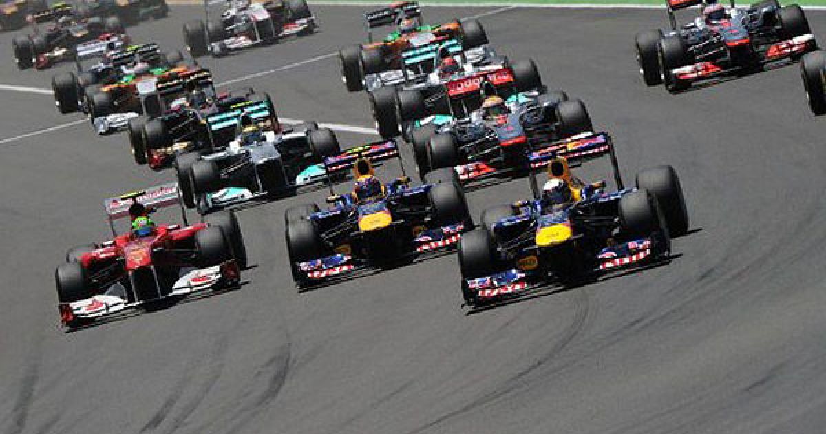 Іспанія, Валенсія. Німецький пілот команди Red Bull Racing Себастьян Феттель веде гонку на треку Валенсія-стріт під час європейського Гран-прі Формули-1. / © AFP