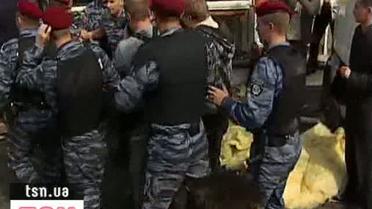 Штурм рынка "Лесной": за драки с милицией задержаны 12 человек