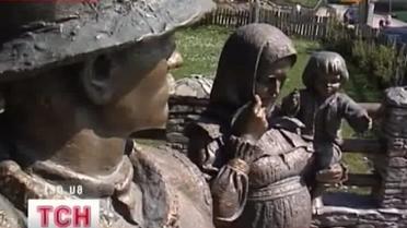 Первый в Украине памятник заробитчанам появился в закарпатской Колочаве