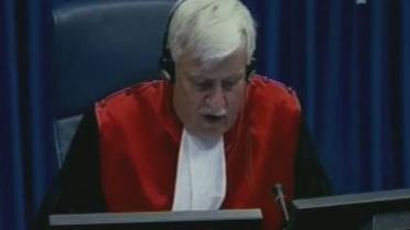 Ратко Младича вывели из зала суда за неповиновение