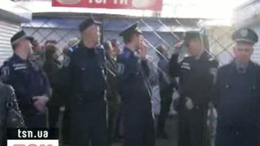 У Києві знесення ринку перетворилося на побоїще