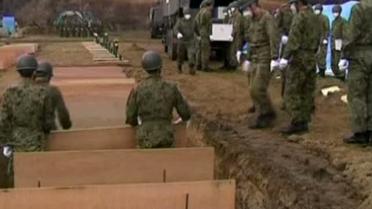 Жертв стихии в Японии вопреки буддийским традициям хоронят в могилах